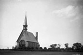 1926: Monument dédié aux Acadiens à Grand-Pré. / Photo: Ministère des Mines et des Relevés techniques, Canada. Bibliothèque et Archives Canada PA-020125.