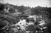 Vers 1880: La pêche de petits poissons aux écluses de Foster. / Photo: William James Topley, Bibliothèque et Archives Canada PA-008824.